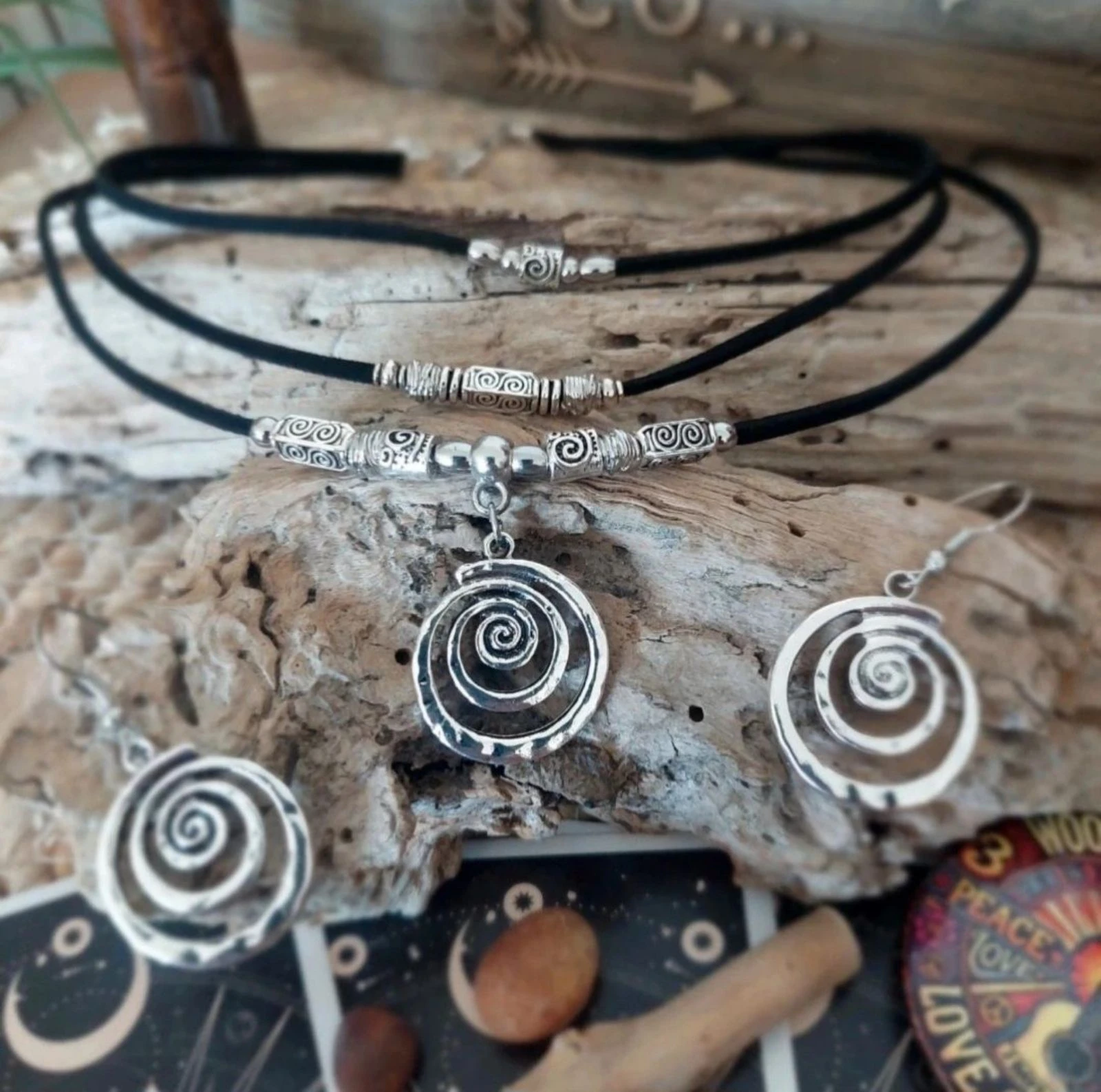 Parure boho místico de tres hileras, pequeña espiral hipnótica, negro – photo 6